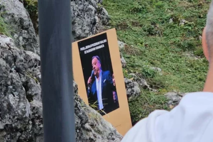 (FOTO) Neutješan pas čeka Halida: Od SMRTI VLASNIKA ne jede, ne pije i ne miče se s mjesta