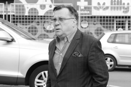 (FOTO) EMOTIVNI PRIZOR IZ SARAJEVA Hiljade ljudi na Skenderiji plače za Halidom Bešlićem, pjevaju Miljacku i Romaniju