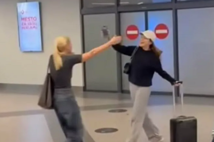 Hana Ikodinović se vratila u Srbiju: Nataša Bekvalac sija od sreće, susret majke i kćerke raznježio sve