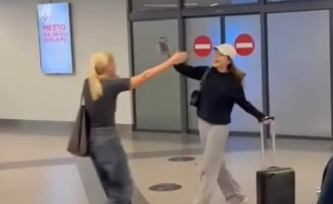 Hana Ikodinović se vratila u Srbiju: Nataša Bekvalac sija od sreće, susret majke i kćerke raznježio sve
