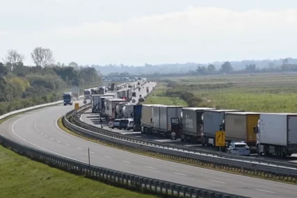 (VIDEO, FOTO) Jedna osoba poginula, četiri povrijeđene: Lančani SUDAR U HRVATSKOJ, zgužvani automobili, krš i lom na putu