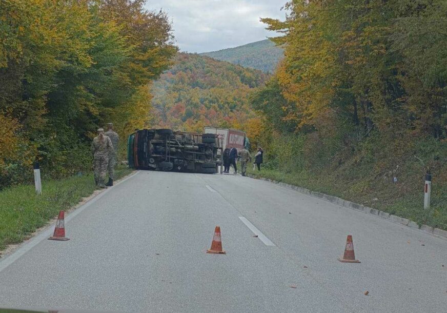 Prevrnuo se kamion na Manjači