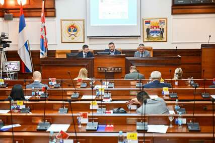 (FOTO) Pred kraj godine ubacili u PETU: Uskoro Skupština grada, na dnevnom redu 86 tačka, među kojima i poskupljenje vode