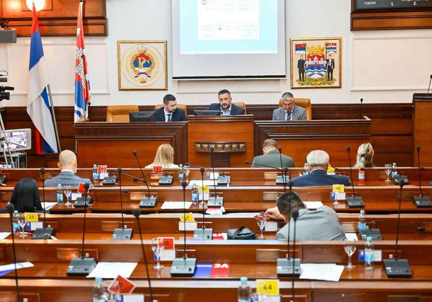 (FOTO) Pred kraj godine ubacili u PETU: Uskoro Skupština grada, na dnevnom redu 86 tačka, među kojima i poskupljenje vode