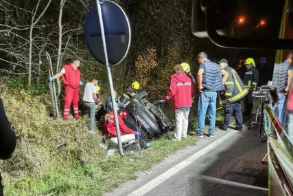 Oglasilo se tužilaštvo o NESREĆI kod Banjaluke: Naređena OBDUKCIJA nastradalih, autom upravljao otac (84)