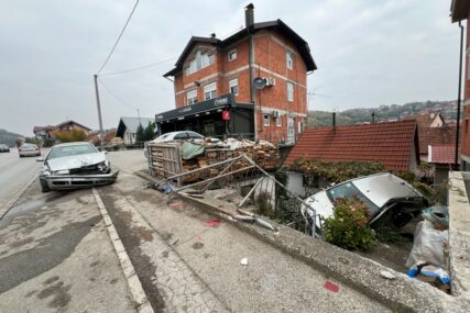 (FOTO) Teška nesreća u banjalučkom naselju Lauš: Auto probio ogradu i ULETIO U DVORIŠTE KUĆE
