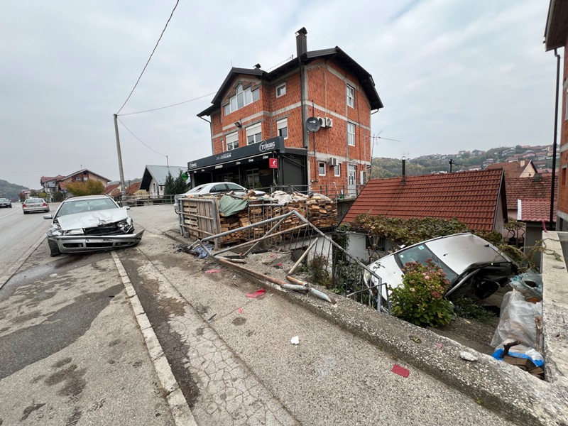 (FOTO) Teška nesreća u banjalučkom naselju Lauš: Auto probio ogradu i ULETIO U DVORIŠTE KUĆE