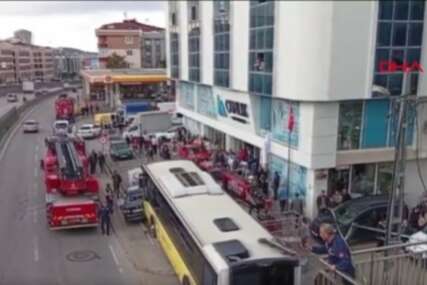 (FOTO, VIDEO) AUTOBUS UDARIO U STANICU Povrijeđen veliki broj ljudi u Istanbulu