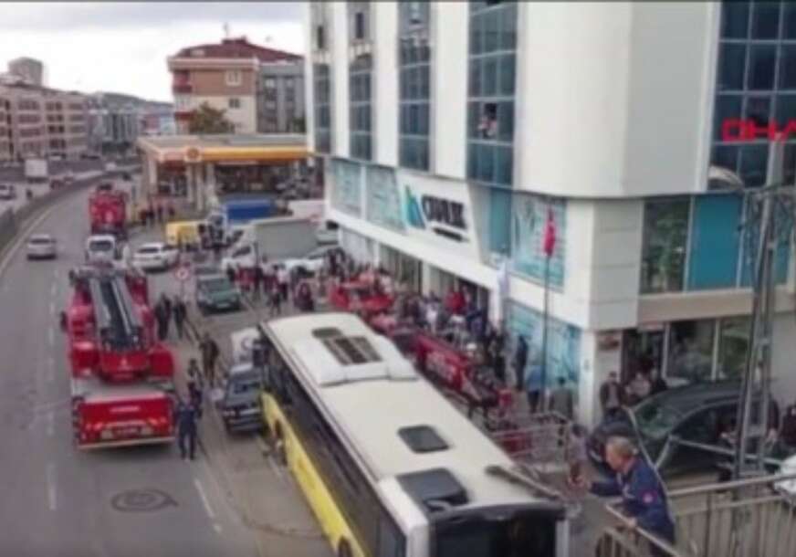 (FOTO, VIDEO) AUTOBUS UDARIO U STANICU Povrijeđen veliki broj ljudi u Istanbulu