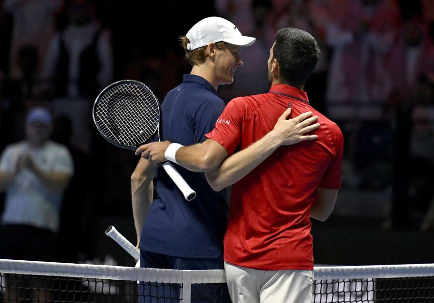 Janik Siner i Novak Đoković zagrljeni nakon meča u Rijadu