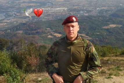 (FOTO) "Stradao je obavljajući ono što je najviše volio" Od stradalog vojnika Luke (21) oprostili se i veterani elitne vojne jedinice
