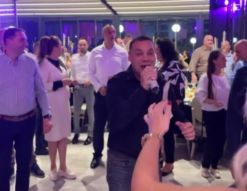 (FOTO) Pjevač se opario na veselju: U Grčkoj KUPIO 2 STANA, a sad pokazao koliko zarađuje