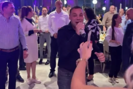 (FOTO) Pjevač se opario na veselju: U Grčkoj KUPIO 2 STANA, a sad pokazao koliko zarađuje