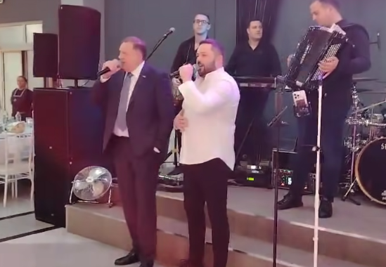 (VIDEO, FOTO) Aplauz za Dodika: Zapjevao na veselju, a evo uz koji poznati hit je pustio glas