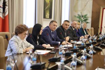 (VIDEO, FOTO) Vlada Srpske ili sjedište SNSD: Dodik drži sastanke u institucijama Srpske i GOVORI U IME premijera i ministara