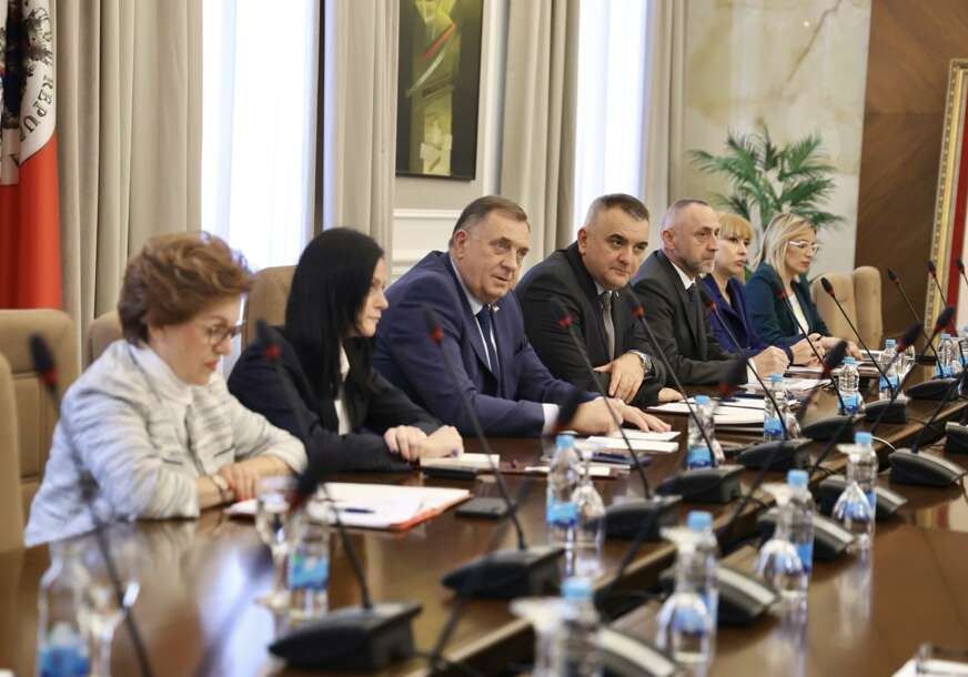(VIDEO, FOTO) Vlada Srpske ili sjedište SNSD: Dodik drži sastanke u institucijama Srpske i GOVORI U IME premijera i ministara