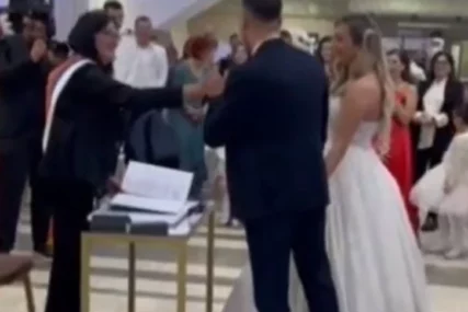 (VIDEO) Nezaboravan trenutak sa svadbe: Umjesto “da”, MLADOŽENJA PITAO MAMU za dozvolu i nasmijao sve prisutne