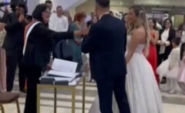 (VIDEO) Nezaboravan trenutak sa svadbe: Umjesto “da”, MLADOŽENJA PITAO MAMU za dozvolu i nasmijao sve prisutne