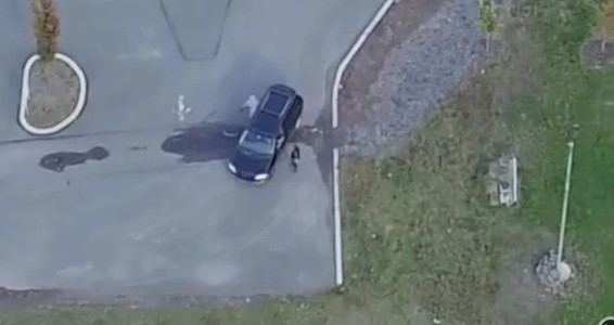 Muž, dron