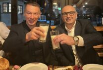 Izbor pao na ukusan zalogaj: Između obaveza, Nešić i Banjac se počastili pitom, pa NAZDRAVILI JOGURTOM