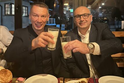 Izbor pao na ukusan zalogaj: Između obaveza, Nešić i Banjac se počastili pitom, pa NAZDRAVILI JOGURTOM