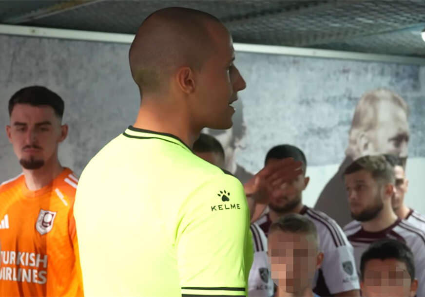 Nihad Ljajić drži govor fudbalerima pred utakmicu