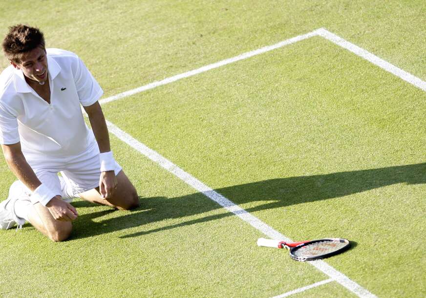 Nikola Mai kleči na travi nakon izgubljenog meča protiv Džona Iznera
