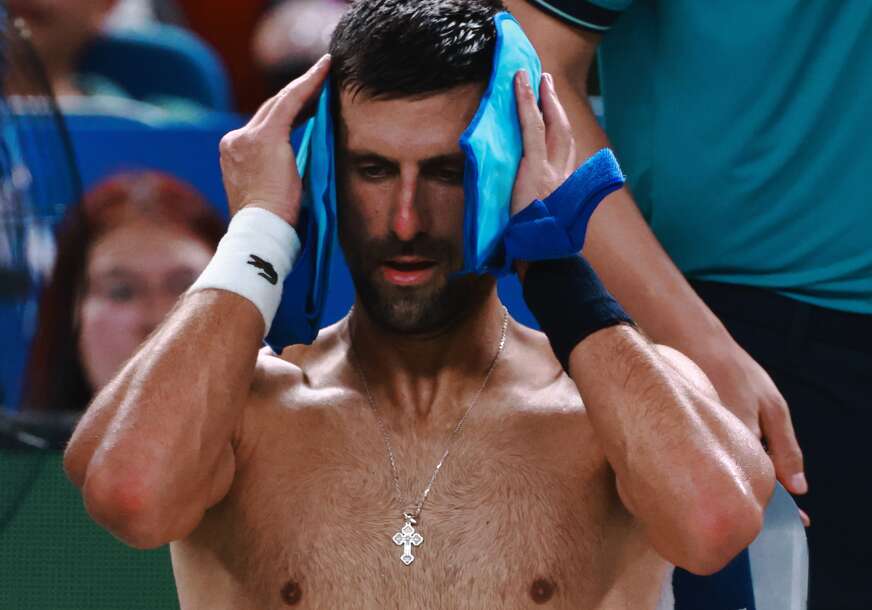 Novak Đoković se hladi tokom pauze između gemova