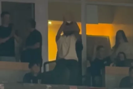 (VIDEO) Ovacije, pjesma i slavlje uz crveno-bijele: Novak Đoković u transu navija za Zvezdu protiv Baskonije
