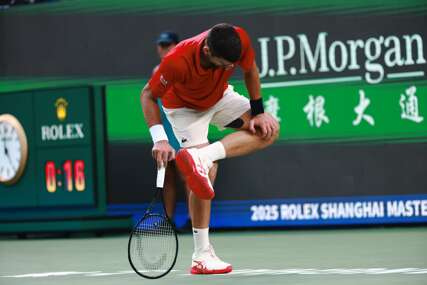 Novak Đoković isteže lijevu nogu