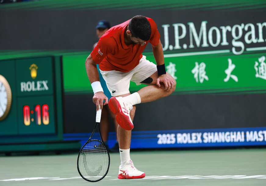 Novak Đoković isteže lijevu nogu