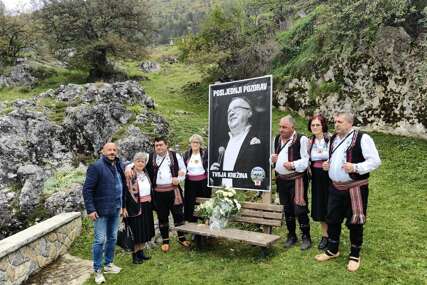(FOTO) "Hej, samo da mi je" Srpskainfo u rodnom mjestu Halida Bešlića, na čarobnom izvoru hladne vode sa Romanije