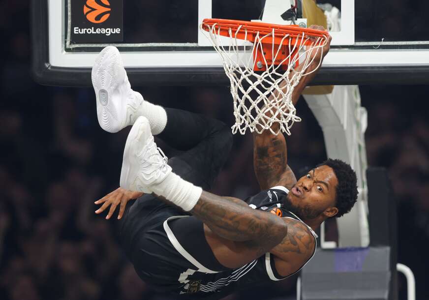 Tajrik Džons zakucava na meču Partizan - Barselona
