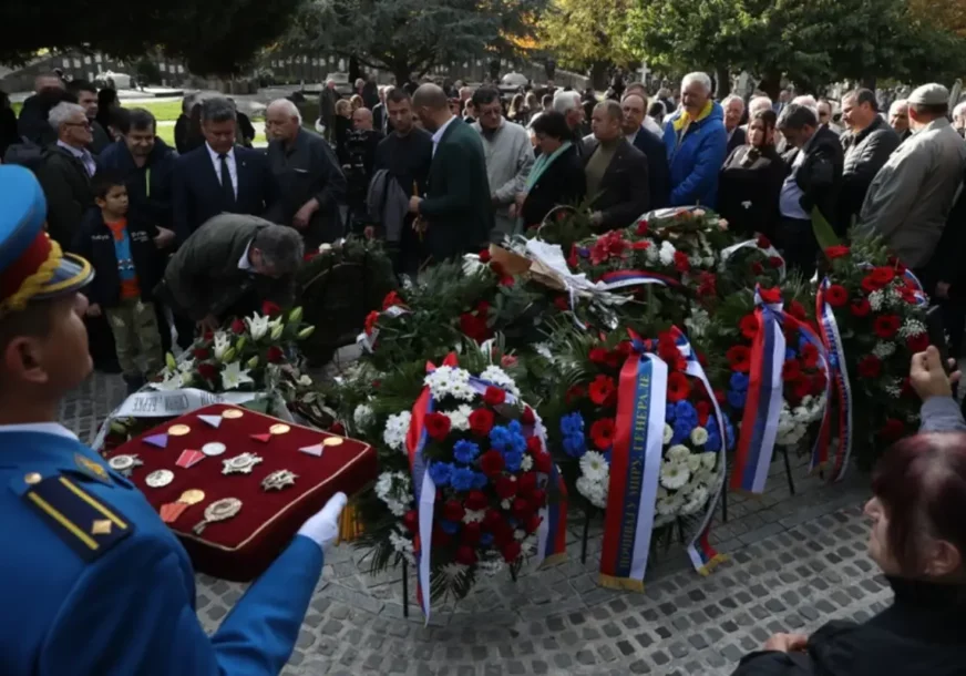 Ispraćen uz počasnu paljbu: General Pavković sahranjen u Aleji zaslužnih građana
