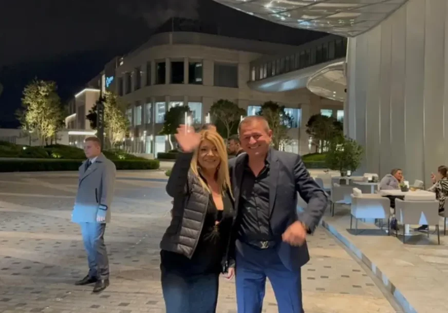 SINU I KĆERKI PREPISAO PO HOTEL U NJEMAČKOJ Pjevač je sa suprugom Mirom 30 godina u braku, izgledaju zaljubljeno kao PRVOG DANA