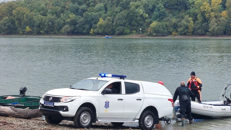 Ribočuvari spasili kineske državljane iz prevrnutog čamca