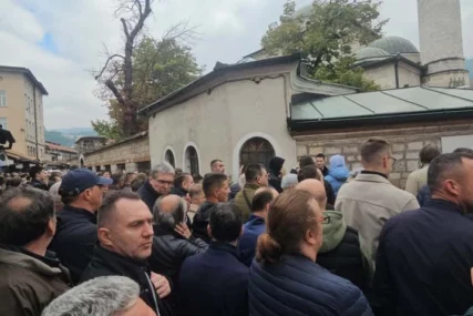 (FOTO, VIDEO) Dječak NEUTJEŠNO PLAČE pred džamijom: Unuk Halida Bešlića u suzama na djedovoj sahrani, OTAC DINO GA TJEŠI