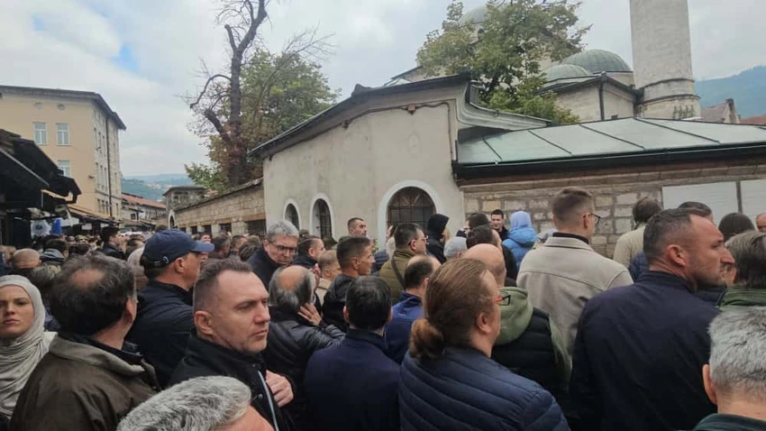 (FOTO, VIDEO) Dječak NEUTJEŠNO PLAČE pred džamijom: Unuk Halida Bešlića u suzama na djedovoj sahrani, OTAC DINO GA TJEŠI