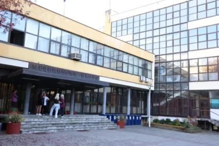 UDARALI UČENIKA (16) ČEKIĆEM Policija traga za nasilnicima kojima se nije svidjela DUKSERICA srednjoškolca
