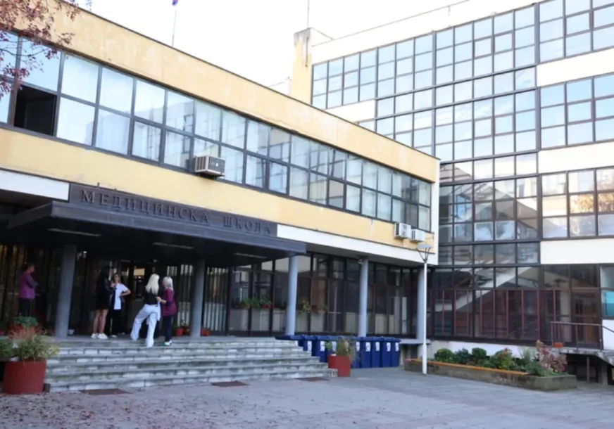 UDARALI UČENIKA (16) ČEKIĆEM Policija traga za nasilnicima kojima se nije svidjela DUKSERICA srednjoškolca