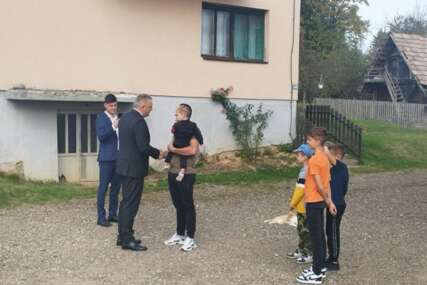 (VIDEO) Minić posjetio porodicu Prodić: Bračni par ima pet sinova, najmlađi ogrijao srca roditelja prije tri dana