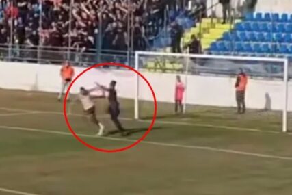 (VIDEO) SKANDAL NA TERENU Navijač utrčao na teren, udario golmana, pa htio da se obračuna s protivničkom ekipom