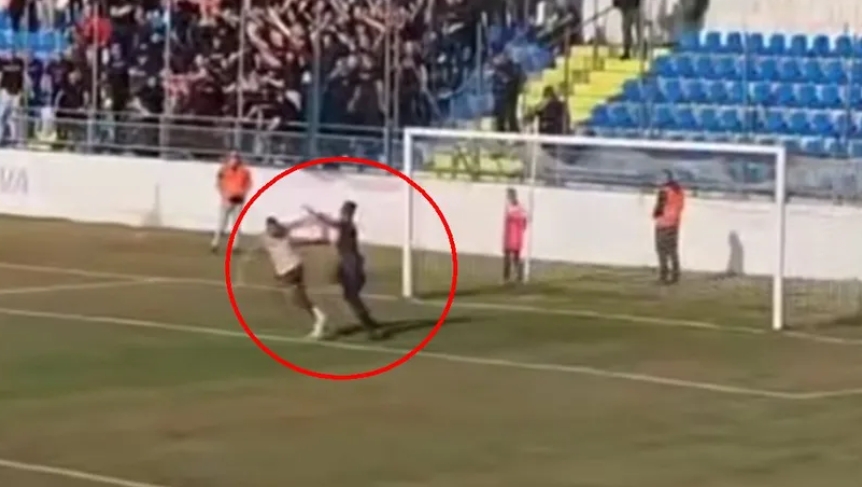 (VIDEO) SKANDAL NA TERENU Navijač utrčao na teren, udario golmana, pa htio da se obračuna s protivničkom ekipom