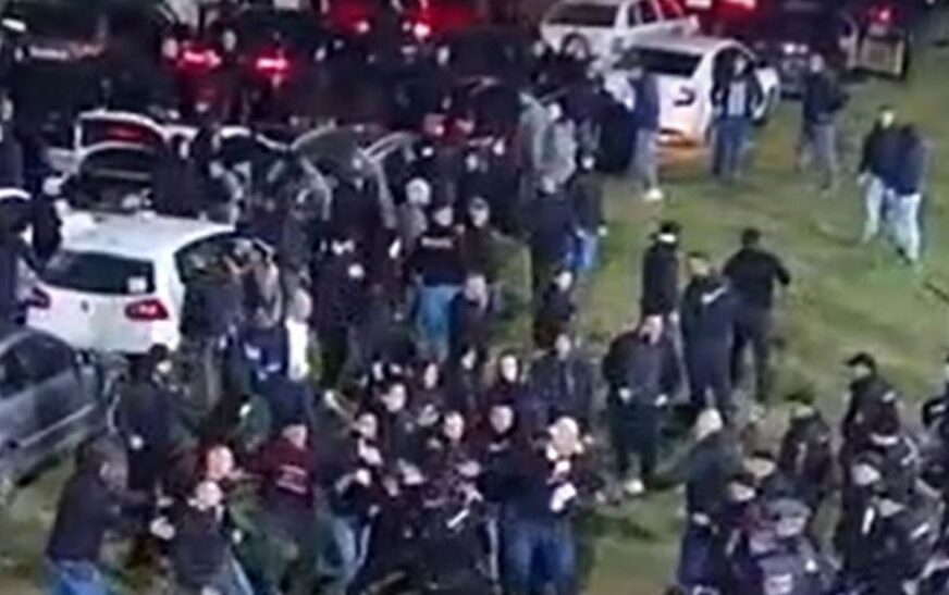 (VIDEO) Sukob navijača Sarajeva i policije: Drama nakon utakmice u Bijeljini