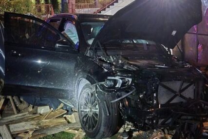 (FOTO) POVRIJEĐENE 2 OSOBE Saobraćajna nesreća u Banjaluci, automobil završio na krovu