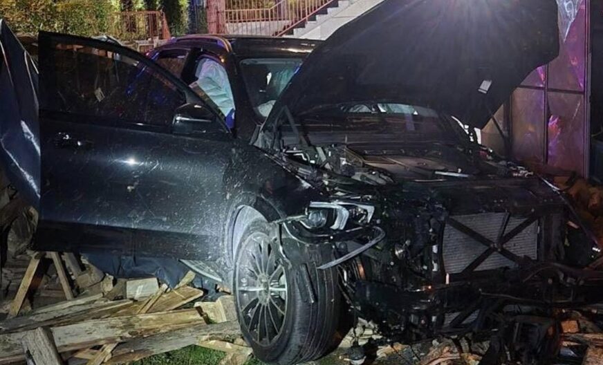(FOTO) POVRIJEĐENE 2 OSOBE Saobraćajna nesreća u Banjaluci, automobil završio na krovu