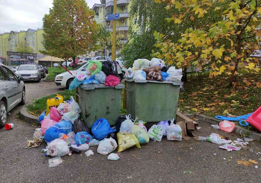 (FOTO) 2 kontejnera, 6 ulaza, svaki ima po 42 stana: Slika iz banjalučkog naselja koju nikako NE BI TREBALO DA GLEDAMO
