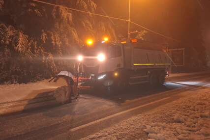 (FOTO) Snijeg nije iznenadio putare: Iz JP "Putevi RS" poručili da su svi putevi na planinskim prevojima prohodni