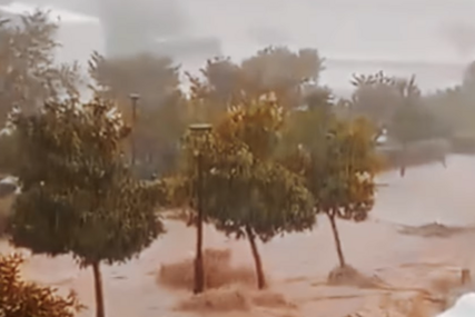(VIDEO) Cijeli grad pod vodom: Nevrijeme u Španiji, bujica nosi sve pred sobom