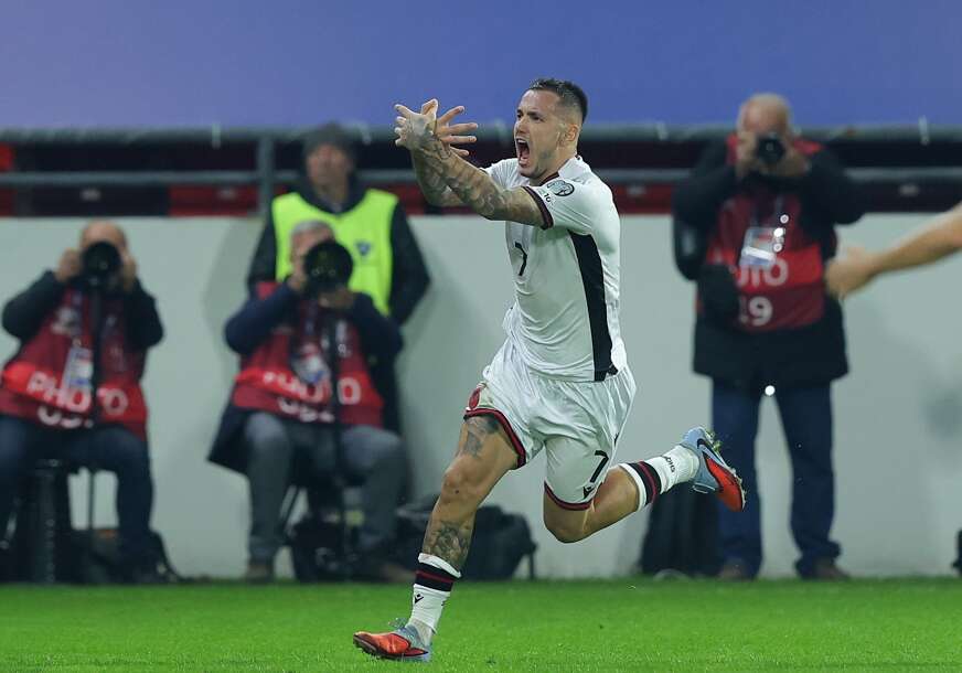 Rej Manaj slavi gol pokazujući dvoglavog orla